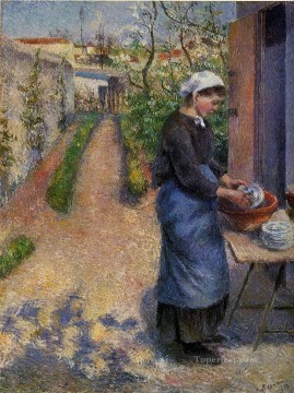 カミーユ・ピサロ Painting - 皿を洗う若い女性 1882年 カミーユ・ピサロ